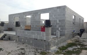 Casa abusiva a Sant’Elia: scoperto cantiere edile nascosto da una recinzione