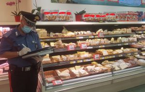 Sequestrati 54 Kg di formaggi e 100 confezioni di dolciumi