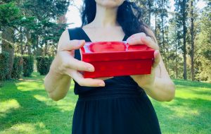 Ti amo troppo: a Palazzo Nervegna la performance di Francesca Romana Pinzari