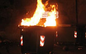 Getta mozzicone di sigaretta nel cassonetto e causa incendio: denunciato 54enne