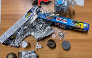 Beccato in flagrante mentre spaccia: aveva Trcocaina, hashish e crack