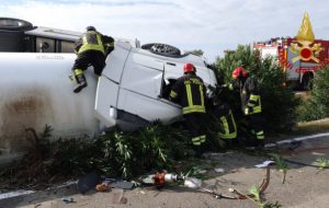 Paura sulla 379: si ribalta autocisterna con Gpl, ferito conducente