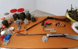 Ceglie Messapica. Rinvenuti 1 Kg. di marijuana e un’arma clandestina: tre arresti e una denuncia