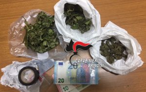 Nasconde 60 grammi di erba tra caldaia e camino: arrestato 18enne di Mesagne