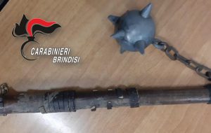 Sorpreso di notte con un mazzafrusto nel bagagliaio, denunciato