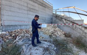 Stocca abusivamente rifiuti di cantiere edile: denunciato imprenditore