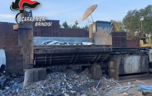 Auto rubata ritrovata nella pressa idraulica di una ditta di raccolta e smaltimento di materiale ferroso: denunciate tre persone