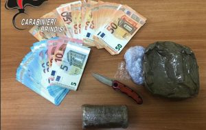 Circola in auto per Brindisi con un panetto di 100 grammi di hashish
