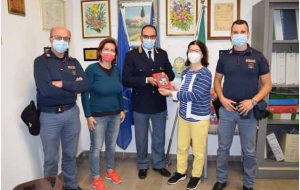 La Polizia di Stato consegna le agende scolastiche “Il mio diario” agli studenti della IV classe del Giovanni XXIII di Ostuni