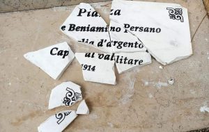 San Pietro, distrutta la lastra dedicata al partigiano Persano: lo sdegno della CGIL