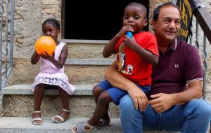 Un sit davanti al tribunale di Brindisi contro la condanna di Mimmo Lucano