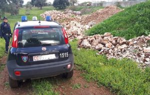 Discarica nella vegetazione: individuato e denunciato padroncino del “rifiuto selvaggio”