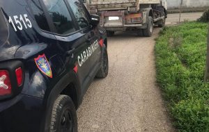 Padroncino scarica rifiuti in una strada poderale: baccato dai Carabinieri Forestali e denunciato
