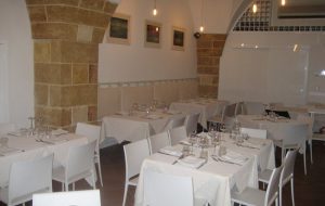 Entra in un ristorante del centro storico e porta via la cassa