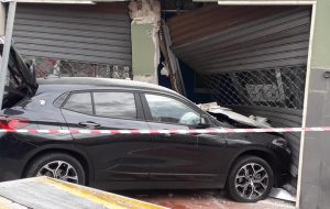 Auto sfonda saracinesca del Punto Enel di Via Di Vittorio