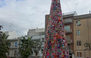 Palmisano (M5S): “davvero apprezzabile l’albero ad uncinetto realizzato ad Ostuni”