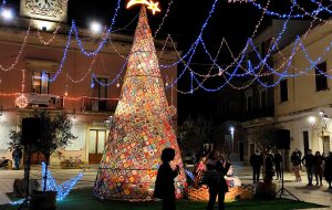 San Pietro Vernotico, torna l’albero di Natale all’uncinetto: domani l’inaugurazione in Piazza del Popolo