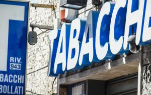 Rapina a mano in tabaccheria: fanno razzia di soldi, sigarette e “gratta e vinci”: arrestate due persone