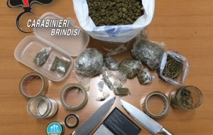 Nascondeva a casa 330 grammi di marijuana e 25 grammi di hashish