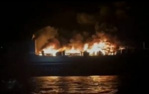Incendio devasta traghetto Grimaldi diretto a Brindisi: passeggeri tratti in salvo dalla Guardia di Finanza