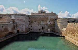 La primavera apre le porte dei castelli: Visite guidate al Castello Alfonsino di Brindisi e al Castello Dentice di Frasso di Carovigno
