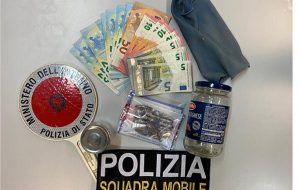All’arrivo della polizia getta dalla finestra un bilanciano ed un vasetto pieno di hashish