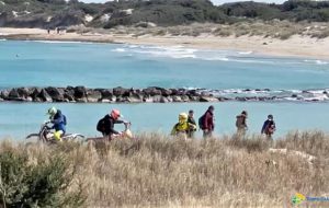 Motocross sulle dune e fra gli utenti a Torre Guaceto: “Fermateli”