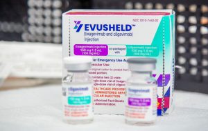 Prevenzione Covid, somministrato per la prima volta al Perrino di Brindisi il farmaco Evusheld a un paziente immunocompromesso