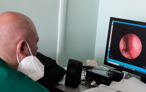 Giornata mondiale della voce: anche a Brindisi in aumento i tumori alla laringe. Al Perrino interventi al laser e protesi fonatorie