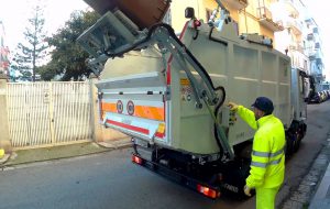 Vuoi i sacchetti della differenziata? Muoviti, altrimenti rimani a secco. E chi se ne importa se li hai già pagati con la TARI!!!