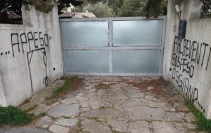 Scritte sul muro della villa di Oggiano: gli attestati di condanna