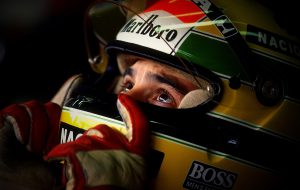 Lo Zingaro – Non esiste curva dove non si possa sorpassare: al Nuovo Teatro Verdi Marco Bocci, Ayrton Senna e il senso della vita