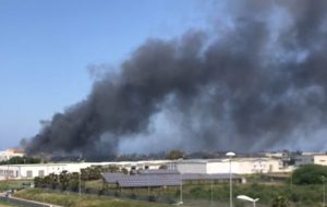 Fiamme alla raffineria SRB: incendio spento in pochi minuti