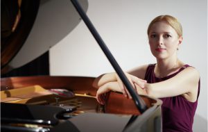 Piano Lab: domani al Santuario Madonna dell’Ibernia si esibisce la pianista lettone Liubov Gromoglasova