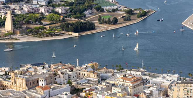 Brindisi accoglie il Marina Militare Nastro Rosa Tour 2025: vela, cultura del mare e spettacolo sul Lungomare Regina Margherita dall’11 al 14 giugno