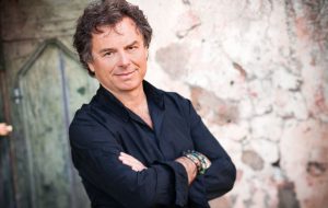 “Io amo”, il cantautore di origini mesagnesi Franco Fasano si racconta stasera in piazza Orsini