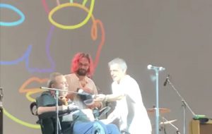 Paolo Fresu premia Vincenzo Deluci come artista più visionario del Festival “Time in Jazz”