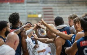 Reggio scappa via nel finale, Brindisi lotta ma paga le assenze davanti al pubblico di Lecce