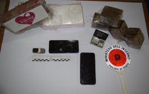 Colpo al mercato della droga: sequestrati 4 Kg di cocaina e hashish