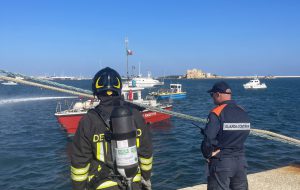 Emergenza su una nave al largo di Brindisi impegna Capitaneria e Finanza ma è solo una esercitazione