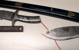 Minaccia di morte i genitori: in casa aveva due pugnali e una katana, denunciato giovane brindisino