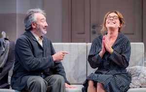 Ditegli sempre di sì: domani al Verdi la commedia di Eduardo con Carolina Rosi e Tony Laudadio