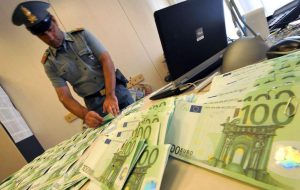 Riciclaggio di denaro sporco e truffa assicurativa: la Finanza sequestra bar, ristoranti, case e conti correnti; 10 indagati