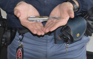 Passeggiava nel centro di Brindisi armato di coltello: denunciato e rimpatriato