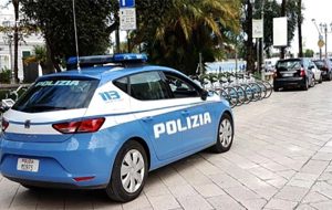 Cercano di estorcere 200mila euro ad imprenditore: arriva la denuncia e la Polizia arresta quattro persone appartenenti al “clan dei mesagnesi”