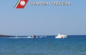 La Guardia Costiera di Brindisi salva quattro persone a bordo di un catamarano incagliato sulle secche di Torre Cavallo