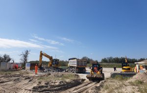 Iniziata la riqualificazione dell’ex lido Giancola con la demolizione dei manufatti