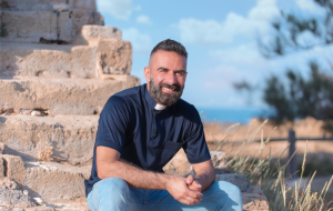 Dio è il mio coach: esce il nuovo libro di don Cosimo Schena il prete più amato d’Italia