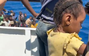Brindisi Porto di Speranza: approdata nave Open Arms con a bordo 90 bambini