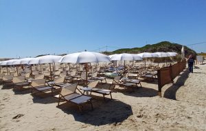 Lettini ed ombrelloni sulla spiaggia libera: la Guardia Costiera interviene a Specchiolla